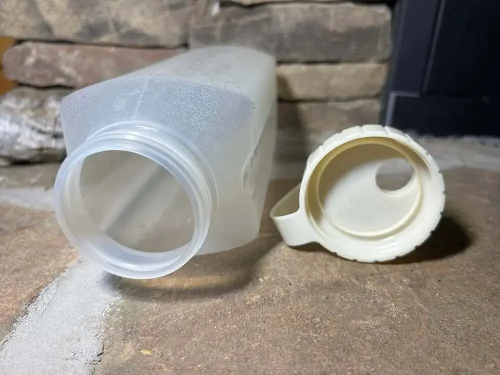 Rubbermaid Servin Saver 1QT 32 Oz Drink Bottle Beverage Jug Pitcher almond lid